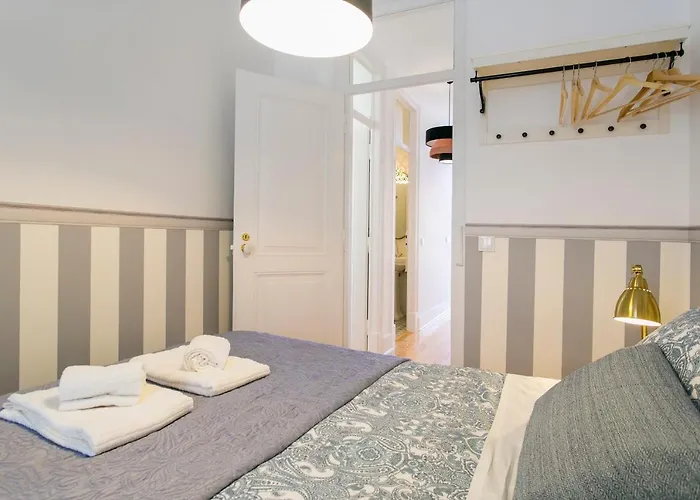 2 Beautiful Suites Upscale Flat Embracing Tejo!